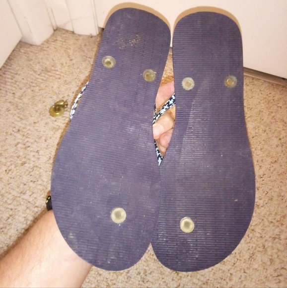 Vera Bradley fish pattern flip flops blue and white size 9 - Picture 3 of 3